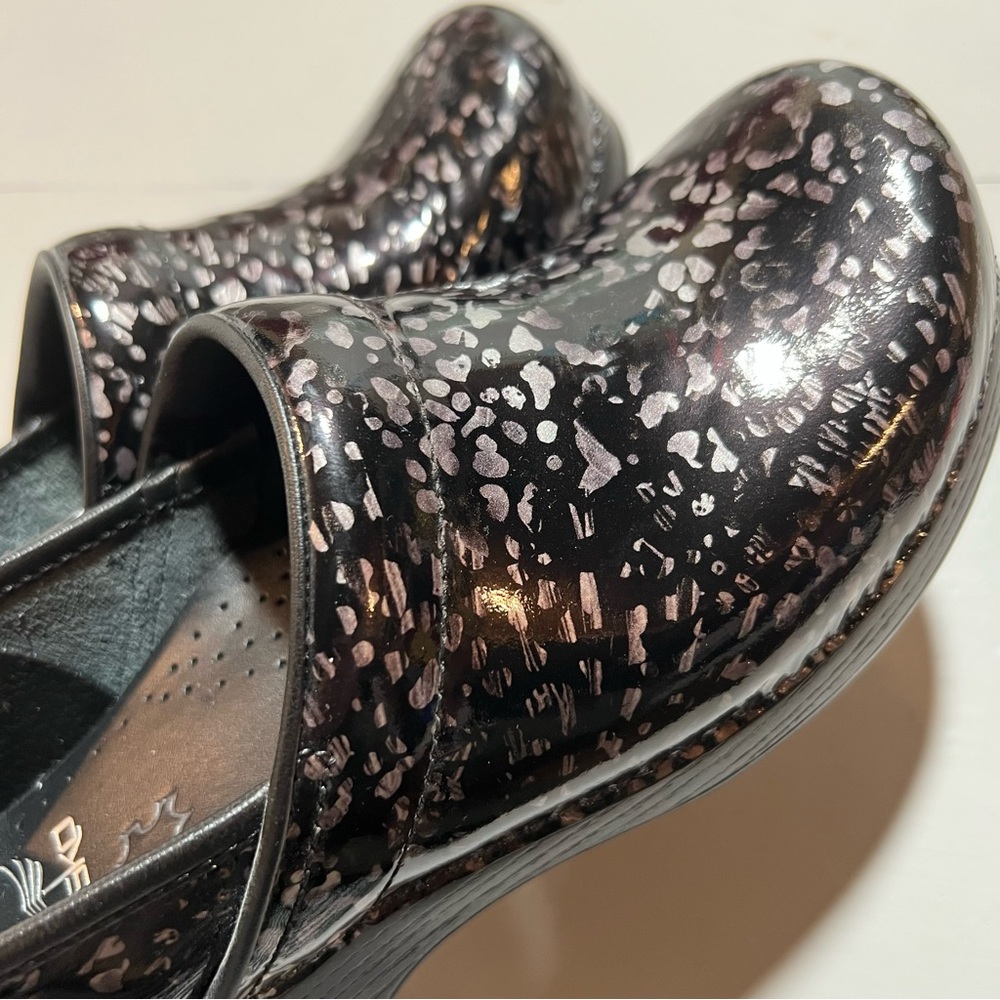 Dansko women’s clogs size 40 animal print black shiny - Picture 3 of 6